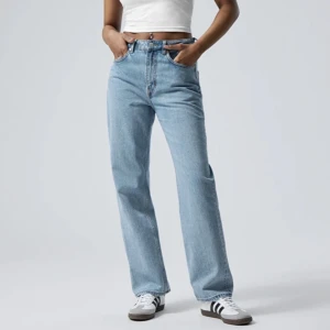 Ljus blå höga jeans ifrån Weekday  - Jeansen är knappt använda och är i bra skick. Dom sitter stora i storleken 