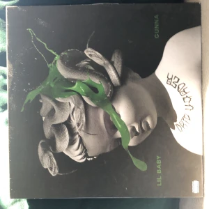 Lil baby LP skivor  - Säljer mina Lil baby Lp skivor. Drip Harder Lil Baby x Gunna från 218 en skiva. Köpte den för 350kr My turn Lil baby två skivor. Plast skyd på den. Köpte den 420kr Har bara spelat albumen 1 gång. Pris kan diskutera vid snabb köp 