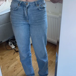 Jeans - Jeans från carlings - Ny pris 499kr💗 Modellen heter 90s straight och är storlek 25 i midja och 32 på längden. Säljs då jag inte använder dem så ofta🫶🏼