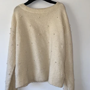 Stickad tröja - Beige superfin stickad tröja med vita pärlor på, använd men inga defekter. Lite nopprig dock. Storlek xs men passar även en storlek s💗köparen står för frakten 