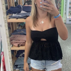 Zara topp - Lägger ut denna annons igen! Säljer denna topp då den inte passar på mig längre, mycket fint skick. Kontakta för fler bilder🫶🏽