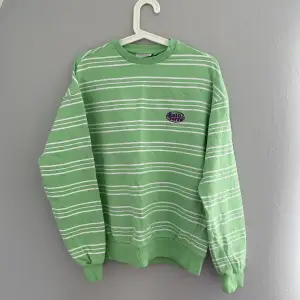 säljer denna sweatshirt köpt förra året på junkyard i en så cool färg💚 unisex storlek S, sitter som M på mig💚 den är i fint skick💚