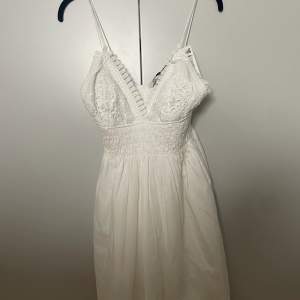 Säljer helt oanvänd (med lappen kvar) klänning från Zara i stolek XS.  350kr + frakt  