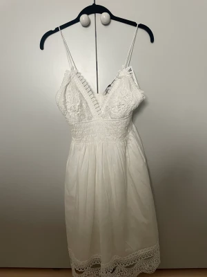 Vit Klänning från Zara - Säljer helt oanvänd (med lappen kvar) klänning från Zara i stolek XS.  350kr + frakt  