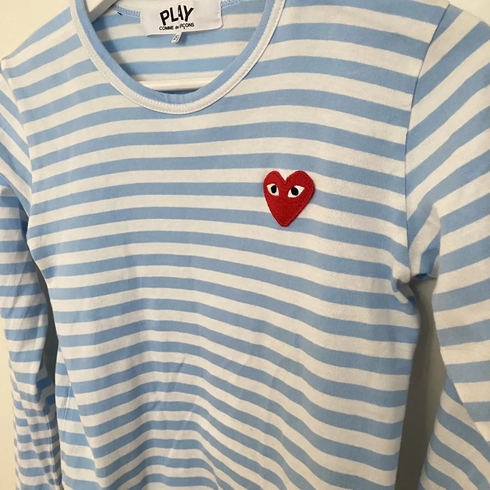 SÅ fin långärmad tröja från comme des garçons! Äkta, köpt på aplace i Göteborg. Lite liten på mig numera tyvärr. Pris kan diskuteras vid smidig affär⭐️. T-shirts.