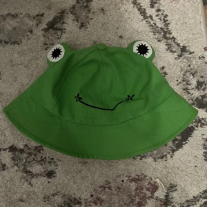 Groda bucket hat - grodhatt ifrån shein, köpt för 52 kr säljes för 30. använd ganska mycket, men ser helt ny ut
