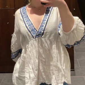 Zara blus  - Säljer denna då den är för stor för mig. Byter annars mot Xs om de finns. 
