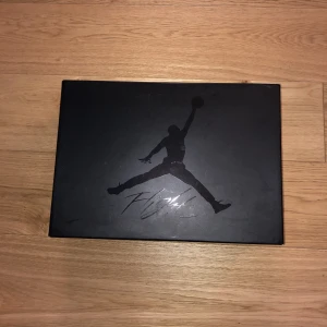 Jordan 4 black cat - Säljer mina Jordan 4 black cat som bara används ett fåtal gånger.