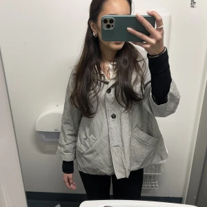 Trekvartsärm jacka - Säljer denna randiga jacka med trekvartsärmar från Loreak Mendian