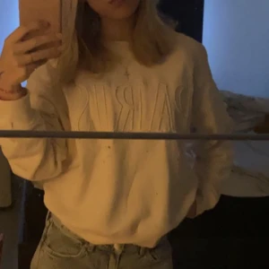 H&m tröja - En tröja ifrån H&m som är använd ett par få gånger. Står Paris på tröjan. Storlek Xs men är stor i storleken. 50 kr +frakt