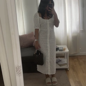 Klänning  - Vit klänning i storlek 36 perfekt till stranden eller till vardags 🥰