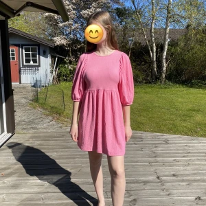 Rosa klänning - Rosa klänning från Gina Tricot, perfekt till sommaren, något liten vid bysten för mig, storlek xs