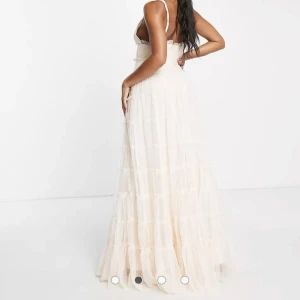 Balklänning - Jätte fin balklänning som är ljusrosa. Jag beställde hem två stycken och valde den andra storleken och har nu en över och säljer därför den. Den är lång på mig som är 174 cm när jag har klackar men går även att sy upp om man skulle vilja. Nypris 979kr