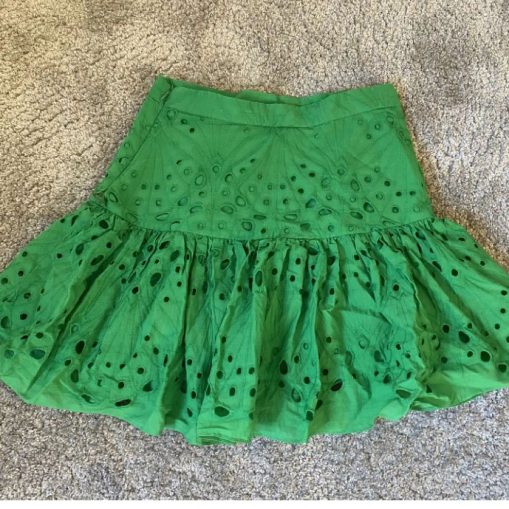 Säljer min gröna jättefina kjol från zara i Xs men den passar även S. Säljer den då den är förliten för mig. Köpt för 400kr . Kjolar.