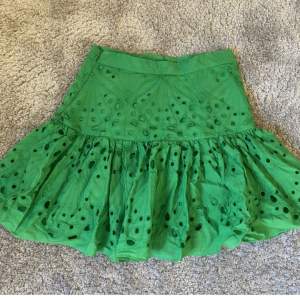 Säljer min gröna jättefina kjol från zara i Xs men den passar även S. Säljer den då den är förliten för mig. Köpt för 400kr 