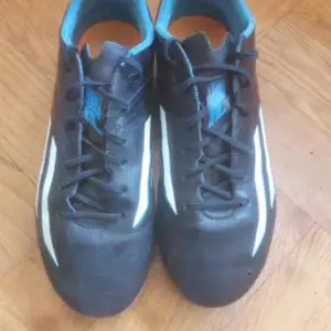 Ett par Adidas fotbollskor som är gamla och har använts en del men skorna håller bra kvalitet. Skostorleken är 36
