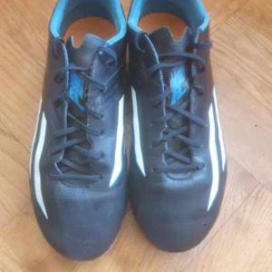 Adidas fotbollskor  - Ett par Adidas fotbollskor som är gamla och har använts en del men skorna håller bra kvalitet. Skostorleken är 36