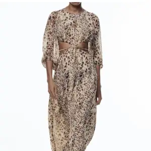 Intresse koll!! Har den här klänningen i xs. Har inte använt den utan köpte den på plick. Skriv om ni är intresserade.☺️ #zara