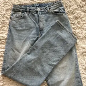 Jeans från monki i storlek 28