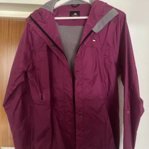 Regnjacka - Säljer min regnjacka från Mc Kinley i strl 42