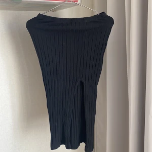 Kjol  - Svart kjol från SHEIN i storlek S med slits på benet. Använd någon enstaka gång förra sommaren! Nypris 79kr.