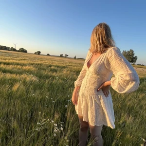 Klänning - Är det någon som är intresserad av denna klänningen? Superfin, och så vackra detaljer.  Använd några gånger men fortfarande extremt fint skick! Köpt på Zara och finns inte längre. Passa mig som har S. Pris kan diskuteras vid snabb affär ❤️‍🔥❤️‍🔥❤️‍🔥❤️‍🔥 