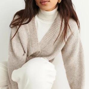 Stickad kofta - Beige stickad kofta färgen är mer som på sista bilden men inte riktigt så mörk. Storlek S, knappt använd