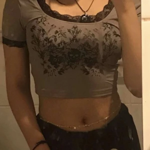 y2k top - säljer denna jättefina tröjan med döskallar på 💕 köpt ett tag sen men aldrig använt pga att d inte är min stil 💕 den är i storlek S men är ganska stretchig så kan gå upp till M 🙌