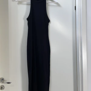 Klänning  - Lång, basic, ribbad svart klänning! Säljer i vit också.  Så fin till kvällen eller som vardagskläning 🖤 Aldrig använd, pga fel modell för mig!