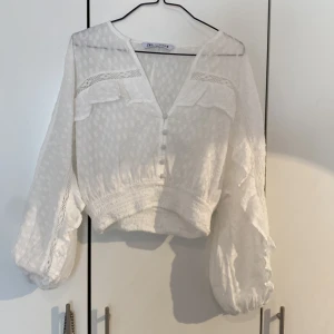 Vit blus - Supersöt vit blus från zara. Endast testad. Storlek s💛