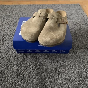 Birkenstock Boston  - Birkenstock Boston mjuk fotbädd. Väldigt bra skick, endast använda cirka tre gånger. Nypris- 1645kr