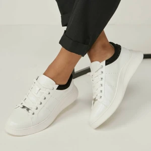 Next vita sneakers - Nästan helt slutsålda skor från zalando!! Använda en gång och köpta för 1 vecka sen!! Ordinarie pris 730kr