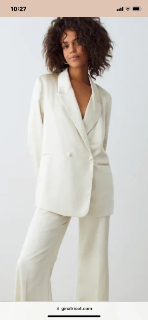 Sussi satin blazer storlek 38 - Ny, oanvänd. Lappar kvar. Slutsåld överallt. Finns byxor till i storlek 40 om man skulle vilja. Upplagda av sömmerska för att passa 160 cm kort person. 