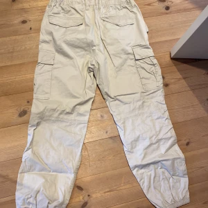 Hm cargo - Hm cargo pants perfekta för sommaren. Knappt använda alls. 