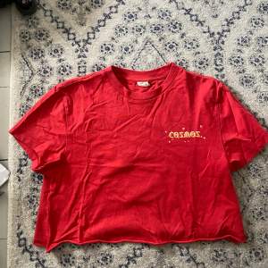 Croppad röd T-shirt med truck på baksidan från Urban Outfitters i storlek XS.
