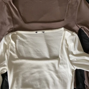 Tröjor  - Köp styckvis eller båda! Storlek XS från newyorker. Vit och beige. Pris diskuteras och skriv för fler bilder osv!!! 