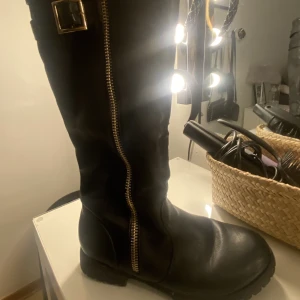 Långa stövlar - Super snygga stövlar!🙏🏼🙏🏼 men dem har används fåtal gånger. Men nu kommer dem inte till användning längre så därför säljer jag dem🫶🏽