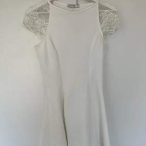 Säljer denna supersöta vita klänningen som är perfekt till skolavslutning eller student!!! Endast använd en gång på en skolavslutning!