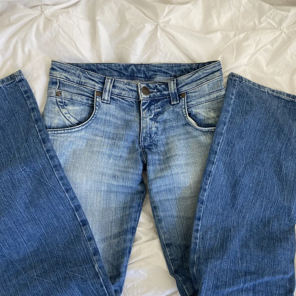 Ursnygga low waist bootcut jeans som är sjukt trendiga!🙌🏻💓Super bekväma och sparsamt använda utan några defekter. Nypris: 800 kr💓 Tveka inte på att fråga om fler bilder eller för att köpa🌟Om många är intresserade startas en budgivning💓 ‼️DE ÄR INTE SÅLDA‼️. Jeans & Byxor.
