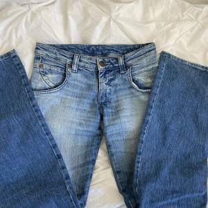 Ursnygga low waist bootcut jeans som är sjukt trendiga!🙌🏻💓Super bekväma och sparsamt använda utan några defekter. Nypris: 800 kr💓 Tveka inte på att fråga om fler bilder eller för att köpa🌟Om många är intresserade startas en budgivning💓 ‼️DE ÄR INTE SÅLDA‼️