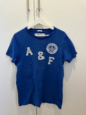 T shirt med brodyr - Passar S/M