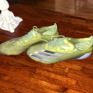 Addisas  - Säljer ett par fotbolls skor. Har används ett par gånger. Funkar att spela i. Storlek  42-43 kan diskutera pris 