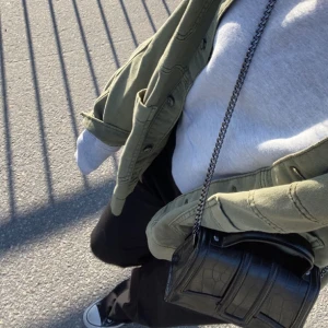 Jeansjacka - Säljer nu min superfina gröna jacka från H&M. Köpt förra året, endast använd ett fåtal gånger.