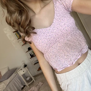 Rosa fin sommartopp - Rosa fin blus/toppar från hollister 💕sparsamt använd men jättebra kvalitet 