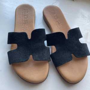 Sandaler - Så fina sandaler med mocka nu till våren och sommaren, köpta i Spanien. Var tyvärr lite för små för mig så är endast använda en gång, är superfint skick och kvalitét så de förtjänar verkligen en annan ägare. Stl 35 🤍