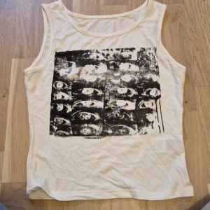 Tank top - Vit tank topp från shein som säljs pga inte min stil längre. Jättebra skick, dock är den lite genomskinlig