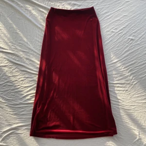 Velvet sammet vinröd kjol  - Underbar kjol i velvet/sammet. Storlek S på lappen men passar också större och mindre eftersom tyget är stretchigt. Sitter skitsnyggt lågmidjat. Bra skick, inga deflekter. Köps via Swish eller köp nu 💋