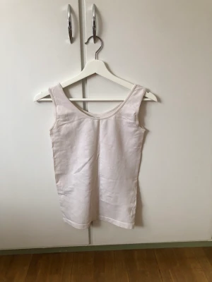 Linne - Vitt, stretchigt, luftigt linne i bra skick. Väldigt bekvämt. Aldrig använt. Storlek M.