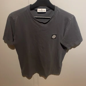 Stone Island T shirt - Stone Island T-shirt i bra skick. Junior size, typ 164/176. Nypris 1000kr, mitt pris 300💵