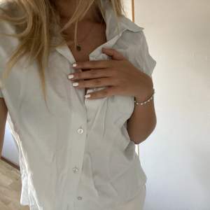 Turkos skjorta fast den ser typ vit ut. Supertunn och härlig till sommaren :) köpt på marknad i spanien